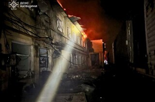 У центрі столиці рятувальники загасили пожежу у відселеній будівлі (фото)
