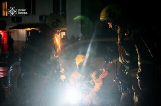 У центрі столиці рятувальники загасили пожежу у відселеній будівлі (фото)