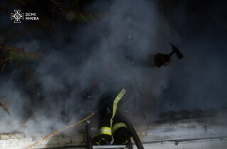 У центрі столиці рятувальники загасили пожежу у відселеній будівлі (фото)