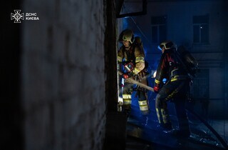 У центрі столиці рятувальники загасили пожежу у відселеній будівлі (фото)