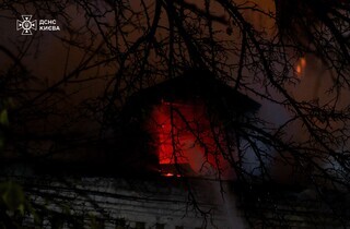 У центрі столиці рятувальники загасили пожежу у відселеній будівлі (фото)