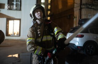 У центрі столиці рятувальники загасили пожежу у відселеній будівлі (фото)