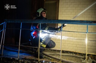 У центрі столиці рятувальники загасили пожежу у відселеній будівлі (фото)
