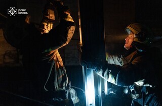 У центрі столиці рятувальники загасили пожежу у відселеній будівлі (фото)