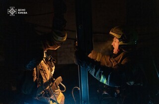 У центрі столиці рятувальники загасили пожежу у відселеній будівлі (фото)