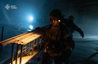 У центрі столиці рятувальники загасили пожежу у відселеній будівлі (фото)