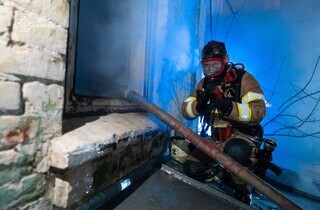 У центрі столиці рятувальники загасили пожежу у відселеній будівлі (фото)