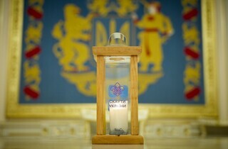 Пластуни передали Зеленському Вифлеємський вогонь миру (фото)