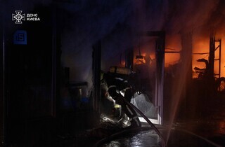 В Оболонському районі столиці вночі горів ринок (фото)