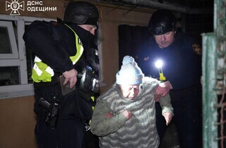 Атака на Одесу: рятувальники шукають людей під завалами