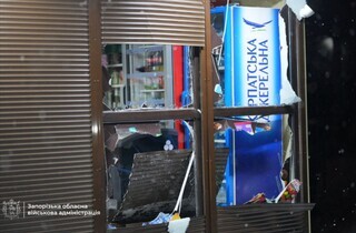 Атака на Запоріжжя: рятувальники та влада показали кадри з наслідками