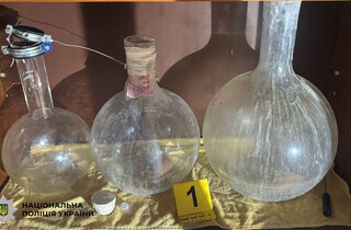 Щомісячний прибуток до 500 тис. грн. Поліція припинила роботу нарколабораторії у Києві (фото)