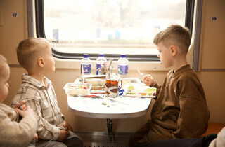 Укрзалізниця запустила дитячі вагони: де їздитимуть і що всередині