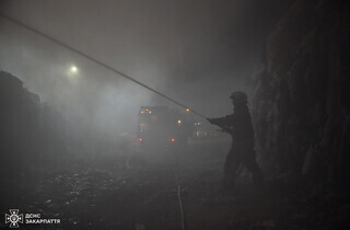 Сміттєзвалище під Ужгородом горить другу добу: мешканців просять не відчиняти вікна (фото)