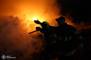 Сміттєзвалище під Ужгородом горить другу добу: мешканців просять не відчиняти вікна (фото)