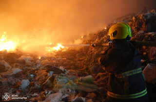 Сміттєзвалище під Ужгородом горить другу добу: мешканців просять не відчиняти вікна (фото)