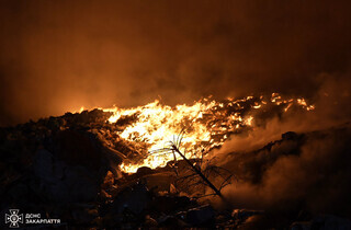 Сміттєзвалище під Ужгородом горить другу добу: мешканців просять не відчиняти вікна (фото)