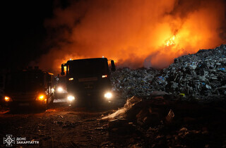 Сміттєзвалище під Ужгородом горить другу добу: мешканців просять не відчиняти вікна (фото)