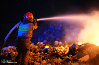Сміттєзвалище під Ужгородом горить другу добу: мешканців просять не відчиняти вікна (фото)