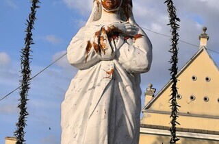 На Львівщині вандали понівечили фігуру Матері Божої (фото)