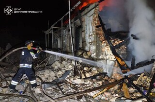 Росія вдарила по Дніпропетровщині: є поранений, пошкоджено підрозділ ДСНС (фото)