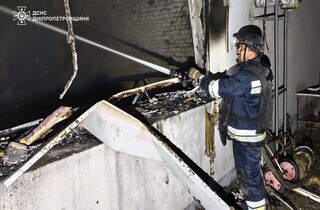Росія вдарила по Дніпропетровщині: є поранений, пошкоджено підрозділ ДСНС (фото)