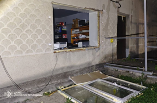 Росія вдарила по Дніпропетровщині: є поранений, пошкоджено підрозділ ДСНС (фото)