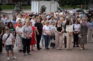 Символ незламності та опору: біля будівлі київської мерії піднято кримськотатарський стяг