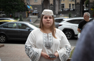 Символ незламності та опору: біля будівлі київської мерії піднято кримськотатарський стяг