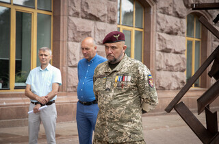 Символ незламності та опору: біля будівлі київської мерії піднято кримськотатарський стяг