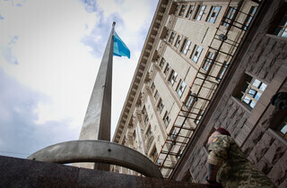 Символ незламності та опору: біля будівлі київської мерії піднято кримськотатарський стяг