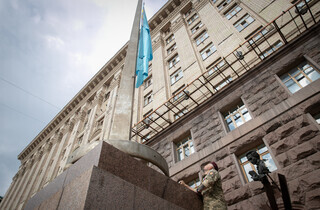 Символ незламності та опору: біля будівлі київської мерії піднято кримськотатарський стяг