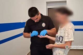 «Виховувала» сина сокирою: на Одещині матір підозрюють у катуванні дитини