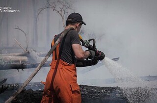 Спека під 50°C та сотні рятувальників: у Чорнобильській зоні триває гасіння пожежі (фото)