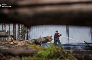 Спека під 50°C та сотні рятувальників: у Чорнобильській зоні триває гасіння пожежі (фото)