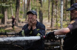 Спека під 50°C та сотні рятувальників: у Чорнобильській зоні триває гасіння пожежі (фото)