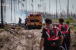 Спека під 50°C та сотні рятувальників: у Чорнобильській зоні триває гасіння пожежі (фото)