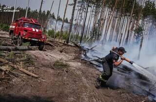 Спека під 50°C та сотні рятувальників: у Чорнобильській зоні триває гасіння пожежі (фото)