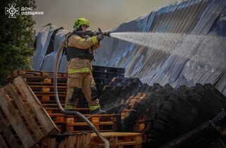 РФ атакувала склади з туалетним папером на Одещині: фото, відео
