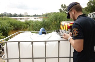 Гинуть риба, птахи та комахи. У Києві рятувальники очищають озеро, в яке після російської атаки потрапило паливо