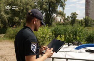 Гинуть риба, птахи та комахи. У Києві рятувальники очищають озеро, в яке після російської атаки потрапило паливо