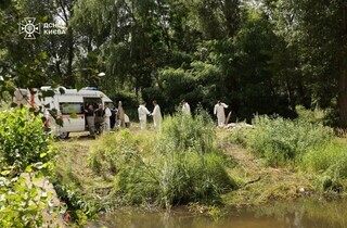 Гинуть риба, птахи та комахи. У Києві рятувальники очищають озеро, в яке після російської атаки потрапило паливо