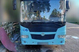 Росіяни атакували маршрутку та зупинку в Херсоні: є поранені