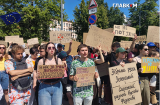 «Поверніть Федорова»: у Києві молодь мітингує проти відставки міністра