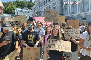 «Поверніть Федорова»: у Києві молодь мітингує проти відставки міністра