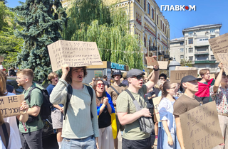 «Поверніть Федорова»: у Києві молодь мітингує проти відставки міністра