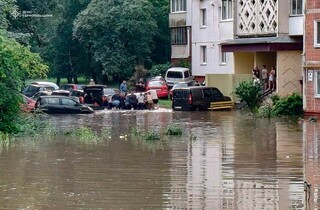 Потужні зливи накрили Тернопіль та Хмельницький: затопило вулиці і торговий центр