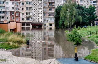 Потужні зливи накрили Тернопіль та Хмельницький: затопило вулиці і торговий центр