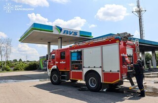 У Харкові дрон РФ влучив в АЗС: виникла пожежа, є постраждалі