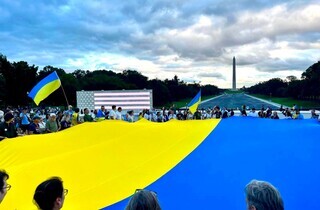 У центрі Вашингтона замайорів величезний прапор України (фото)